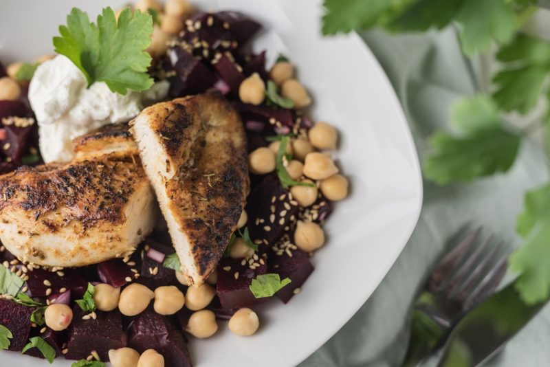Hähnchenfilet auf rote Beete