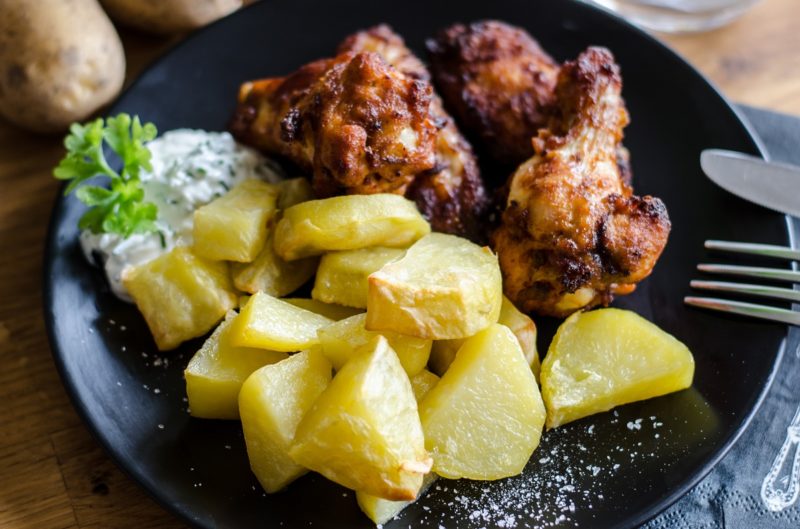 Ofenpommes auf Chicken Wings